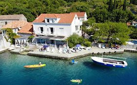 Apartment Lucija - Waterfront With Sunbeds!